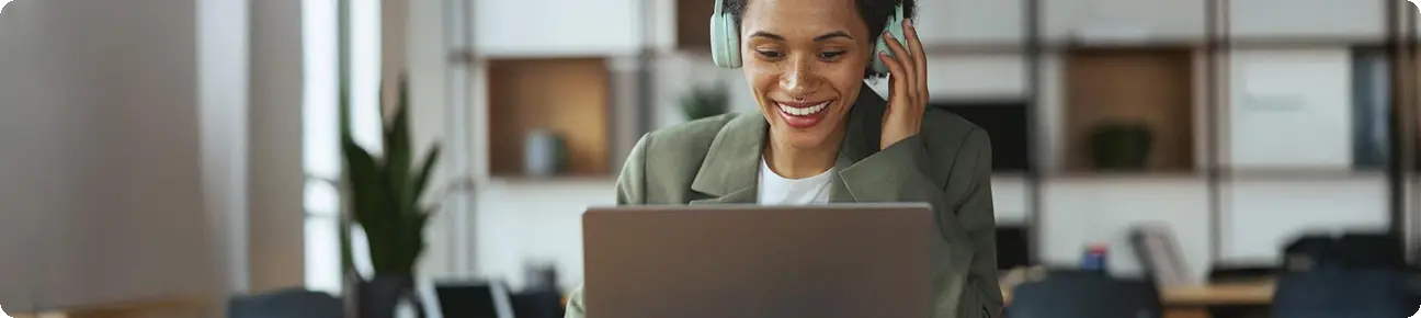 Profissional trabalhando com laptop